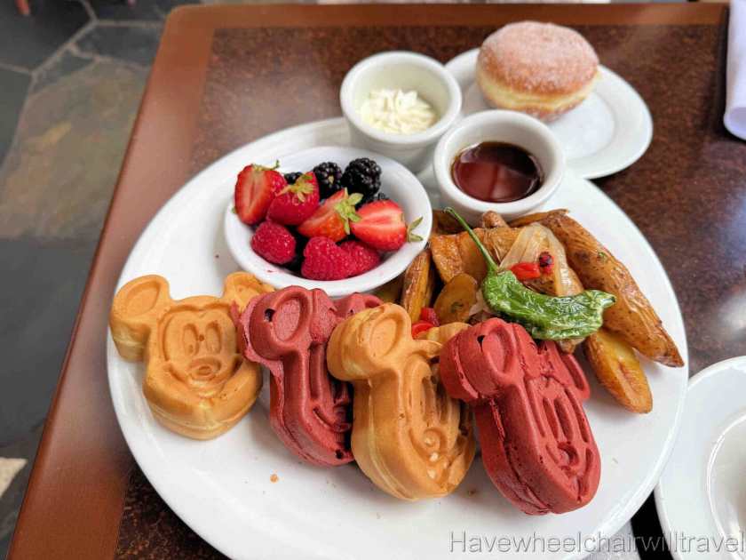 Disney Aulani Resort character breakfast & resort review